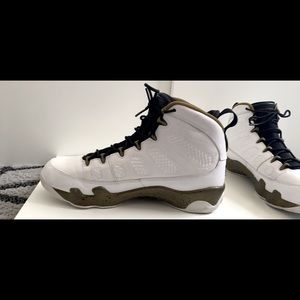 Nike Jordan 9 statues